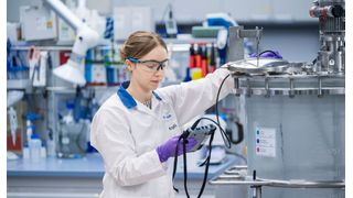Eva Jungbluth leitet in der Forschung und Entwicklung am Sanofi BioCampus in Frankfurt ein Team, das Laborprozesse so optimiert, dass die Arzneimittel auch im großen Maßstab in der Produktion herstellbar sind.  (Bild: Thomas Lohnes/ Sanofi)