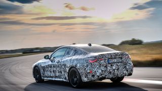 BMW schickt den neuen 4er auf die Straße, allerdings noch im Tarnkleid. (Bild: BMW)