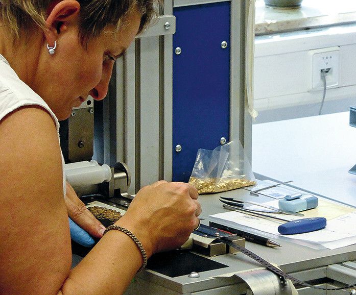 Viele der zu verpackenden Bauteile können nur mit der Pinzette gegriffen werden. Bei SWS ist die Handarbeit sehr gefragt. (Bild: Kuhn)