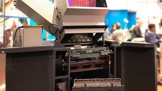 Ein Fakuma-Blickfang von Getecha ist diese schallgedämmte Zentralmühle des Typs RS 45090, wie es heißt. Sie erreiche einen maximalen Durchsatz von 900 kg/h. Halle 3, Stand 3210. (Getecha)