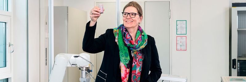 Prof. Birgit Vogel-Heuser am My-Jogurt-Demonstrator. (Bild:  Uli Benz / TU Muenchen)