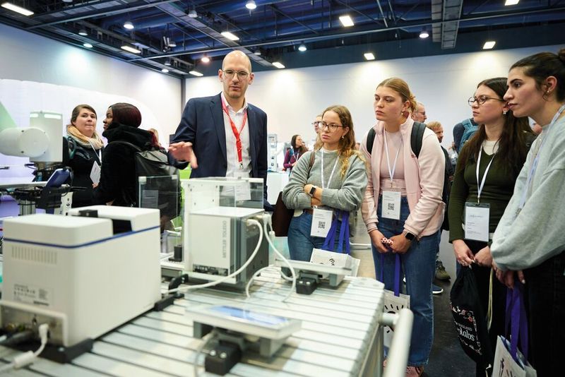 ABB zeigte im Rahmen des Use Cases seine Automationslösungen für das Labor.   Mehr Infos zu den kommenden LAB-SUPPLY-Messen finden Sie auf www.lab-supply.info (Bild: EYE AM CHRIS)