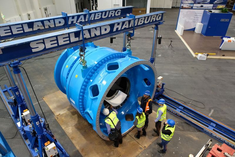 Das grösste je gebaute Windgetriebe wird auf der Messe WindEnergy Hamburg 2016 zu sehen sein. Das Getriebe von Winergy wiegt im Originalgewicht 86 t und hat ein Eiongangsdrehmoment von rund 10.000 Kilonewtonmeter (kNm), was einen neuen Weltrekord darstellt. (HMC/Stephan Wallocha)