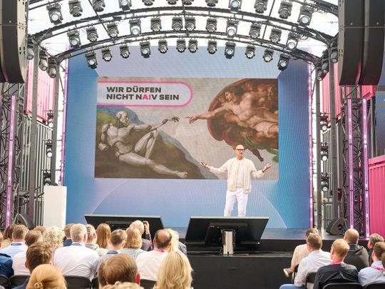 Tim Höttges, Vorstandsvorsitzender der Deutschen Telekom, warnt vor einer „Skepsisblase“ bei künstlicher Intelligenz. (Bild:  Deutsche Telekom/Robert Dieth)