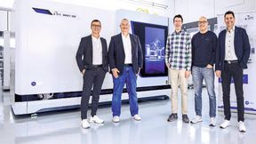 Die IRPD-Experten (2.-4.v.l.) Stefan Lang, CEO, Dr. Kai Gutknecht, Leiter Prozess- und Softwareentwicklung, sowie Dominik Lenherr, Software-Ingenieur Automation, vor der Werkzeugmaschine Impact 4530 und zwischen René Zuberbühler (l.), Geschäftsführer Beckhoff Schweiz, und Christoph Nessler (r.), Leiter des Beckhoff Vertriebsbüros Arbon. (Bild: Beckhoff)