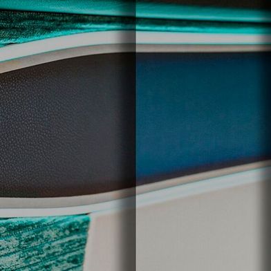 Ein E-Paper-Bildschirm wird unsichtbar in die Türinnenverkleidung integriert. Für das Konzept haben Marquardt, Covestro und E Ink zusammengearbeitet. (Bild: Covestro)