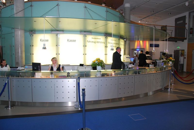 Auch der übersichtliche Empfangsschalter hatte in der Hotellerie sein Vorbild. (Archiv: Vogel Business Media)