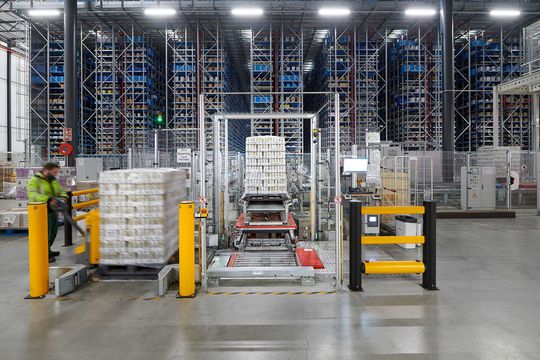 Wareneingang: Hier kommt die Witron-Technik zum ersten Mal mit der Ware, um die es letztendlich geht, in Berührung. Fachkräftemangel und die bald in Rente gehenden „Babyboomer“ machen eine weitgehende Automatisierung notwendig. Wareneingang: Hier kommt die Witron-Technik zum ersten Mal mit der Ware, um die es letztendlich geht, in Berührung. Fachkräftemangel und die bald in Rente gehenden „Babyboomer“ machen eine weitgehende Automatisierung notwendig.