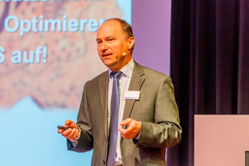 Stefan Zach, Wieland-Werke, bei seinem Vortrag „Made in Schwaben – weltweiter Rollout eines eigen entwickelten MES“. (MES D.A.CH Verband)