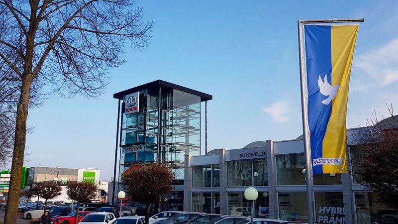 Die Wellergruppe setzt Zeichen und hisst an seinen Autohäusern - hier in Münster - die Friedensflagge. (Bild: Wellergruppe)