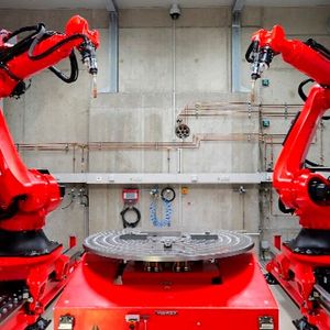 Die kollaborierende WAAM-Roboteranlage hat Alotec Dresden mit 16 synchronisierten Achsen ausgestattet und einem Dreh-Kipp-Tisch.(Bild:  Alotec Dresden)