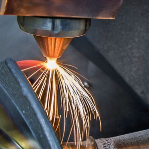 Bei der Kombination aus auftragender und abtragender Bearbeitung in einer Maschine können Funktionsflächen in einer Aufspannung nachbearbeitet und zu höchster Präzision gebracht werden.