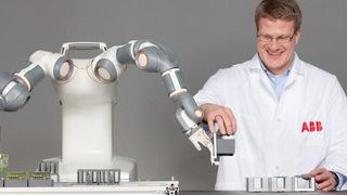 Das Produktionsszenario sieht vor, dass Roboter und menschliche Arbeitskräfte nebeneinander und miteinander arbeiten oder kollaborieren. (ABB)