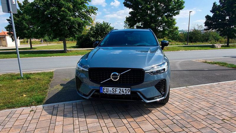 Optische Retuschen am Kühlergrill sollen den sportlichen Charakter des  XC60 im R-Design unterstreichen. (Bild: Mauritz/»kfz-betrieb«)