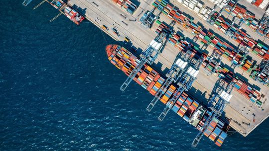 Ein Seehafen als Nadelöhr der globalen Logistik: vernetzte, smarte Datenplattformen sichern den Frachtverkehr, indem sie bei Störungen frühzeitig Alarm schlagen und nahezu in Echtzeit Alternativen aufzeigen.(Bild:  Adobe Stock)