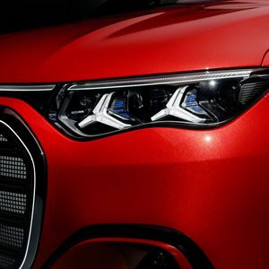 Die Scheinwerfer des VLE leuchten jetzt mit Sternoptik.(Bild:  Mercedes-Benz)