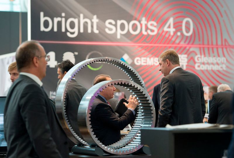 Garant für gute Geschäfte, Schaufenster für den internationalen Markt, Taktgeber für die Zukunft der Produktion – so beschreiben die Aussteller die EMO Hannover 2017. (VDW)
