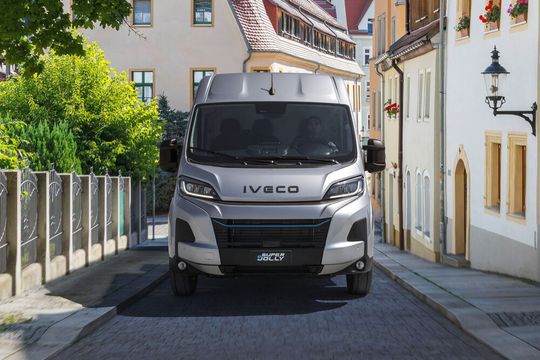 Außerdem geht der E-Super-Jolly mit viel Leistung, Reichweite und Platz für Ladegut an den Start.(Bild:  Iveco)
