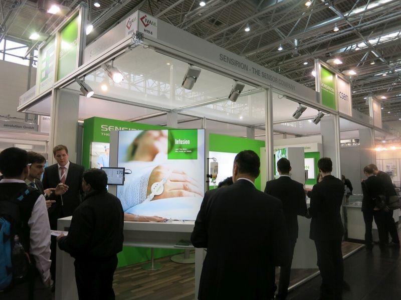 Von den Vorteilen des Durchflusssensors können sich Besucher am Sensirion-Stand in Halle 8a selbst live überzeugen. (Bild: Schäfer)