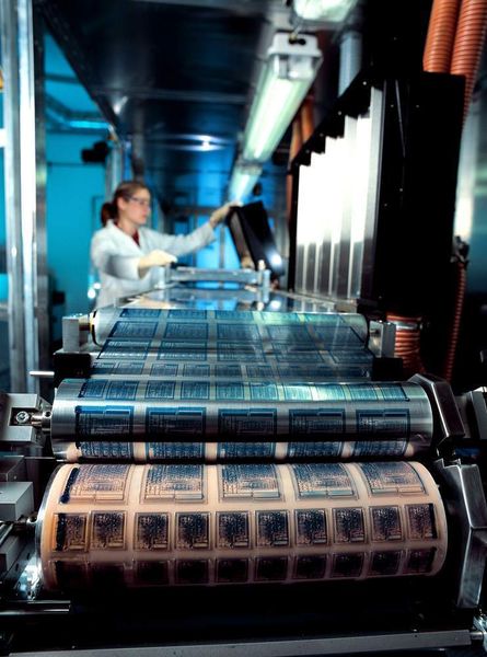 Von der Rolle: Einen großen Schritt auf dem Weg zur Massenproduktion druckbarer RFID-Chips aus Kunststoff ist das Unternehmen PolyIC vorangekommen.  Bild: PolyIC (Archiv: Vogel Business Media)