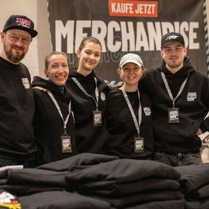 Diverse Shops boten zielgruppengerechtes Merchandising und Fanartikel an.(Bild:  Eva Biederbeck/ LV Kfz-Gewerbe S-H)