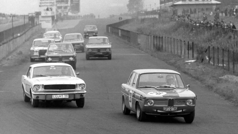 Schneller als Mustang V8 und Mercedes Sechszylinder – die BMW Neue-Klasse-Typen auf der Rennstrecke. (Bild: BMW AG)