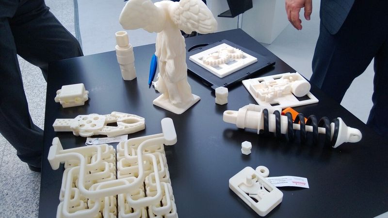 Alphacam vertreibt die 3D-Drucker der Firma Stratasys. Mittels FDM-Technologie hergestellte Prototypen und Funktionsbauteile für die Industrie. (Bild: D.Quitter, konstruktionspraxis)