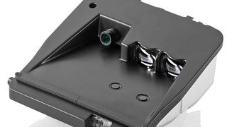 Continental integriert die Sensordaten einer CMOS-Kamera und eines Infrarot-Entfernungsmessers in einem Sensormodul – das so auch in Kleinwagen Platz findet. (Continental)