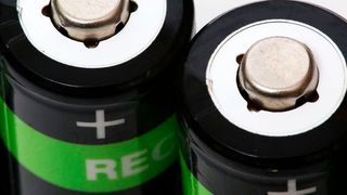 Akkus: Für den kennzeichnungspflichtigen Versand von Lithium-Akkus gelten verschärfte Regeln. (Tim Reckmann/pixelio.de)