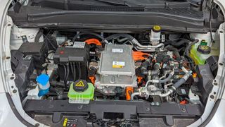 Anders als gedacht, geben weniger die Komponenten des E-Antriebs messbare elektromagnetische Strahlung ab, sondern eher die kleinen Motoren der Komfortelektrik im Innenraum. (Bild: Rosenow – VCG)