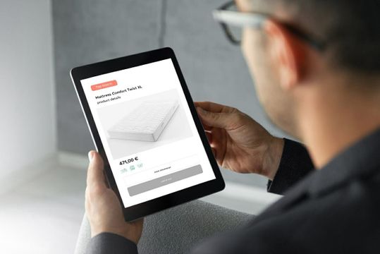 (Um eine Empfehlung für den Kunden zu erstellen, wird das Produkt, wie hier eine Matratze, virtuell mit dem 3D-Avatar zusammengeführt. (Bild: Motesque))