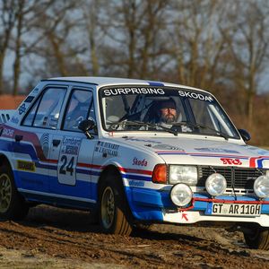 Im Schatten der geradezu furchteinflößenden, aufgeladenen Modelle namhafter Hersteller startete in der Gruppe B im Rallye-Sport der 80er-Jahre auch der Škoda130 LR. Trotz im Vergleich deutlich weniger Leistung fuhr er gegen die Konkurrenz zu großen Erfolgen. Dank zweier Doppelvergasern vom Typ Weber DCOE leistete das 1.3L-Aggregat 130 bis 145 PS.(Bild:  Škoda)