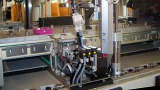 Motoren von Faulhaber sorgen z.B. in Montagestationen für mechanische Uhren für feinfühlige sanfte Abläufe. (Bild: Precitrame)