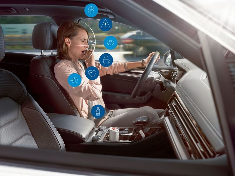 In Las Vegas zeigt Bosch ein neues System zur Innenraumbeobachtung von Fahrzeugen. Wenn der Fahrer müde ist oder seinen Blick aufs Smartphone abwendet, erkennt dies das System anhand der Bewegung der Augenlider, der Blickrichtung und der Kopfhaltung und warnt ihn vor kritischen Situationen. (Bosch)