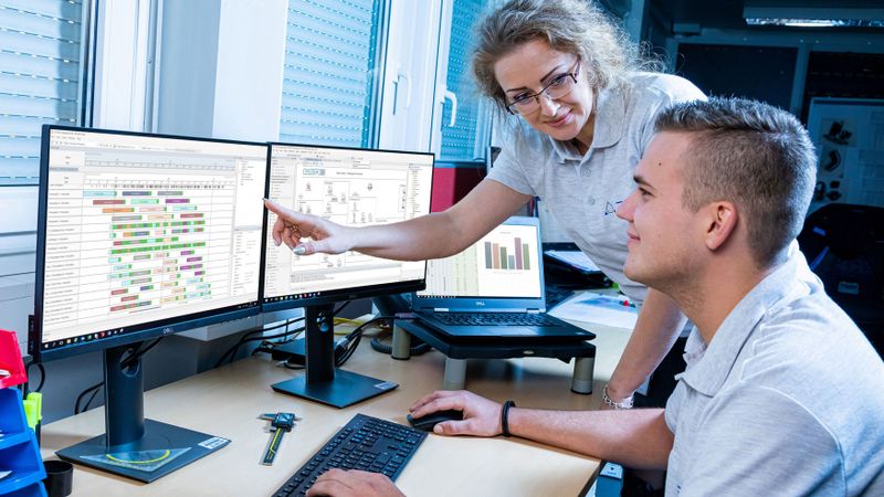 Simulation ist kein Add-on, sondern ein Gamechanger: Sie ermöglicht es, Produktionskapazitäten realistisch zu planen, Medienverbräuche zu optimieren und Risiken zu minimieren – alles auf Basis belastbarer Daten.(Bild:  ZETA)