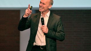 CAM-Direktor Stefan Bratzel: „Wenn Sie experimentieren und ein Gefühl für die Entwicklung bekommen, werden Ihnen Geschäftsmodelle in den Sinn kommen, an die heute noch niemand denkt.“ (Bild: Zietz / »kfz-betrieb«)