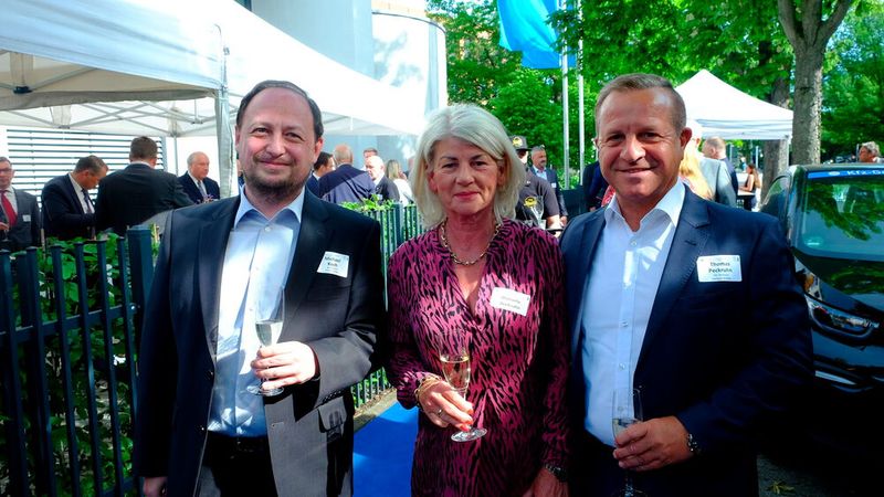 Gäste vom Kfz-Landesverband Sachsen-Anhalt (v.l.): Geschäftsführer Michael Koch und Präsident Thomas Peckruhn (r.) mit seiner Frau Manuela. (Bild: Zietz/»kfz-betrieb«)
