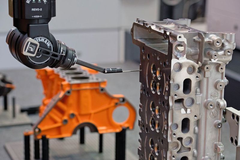 Mit unterschiedlichem Fokus spiegelten sich im Angebot der meisten Aussteller erstmals in grossem Stil vielfältige Lösungen zur Vernetzung, Applikationen zur Datenanalyse und neue Services wider. (VDW / EMO Hannover)