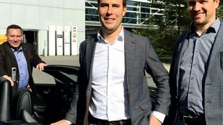 V. re.: Sebastian Lorenz, Felix Frank und Jochen Kurz stellen die neue 360-Grad-Technologie an einem Cabrio vor ihrer Firmenzentrale in München vor.  (Faust)