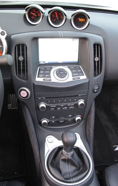 In prominenter Mittellage liegt der im Durchmesser gegenüber dem Vorgänger vergrößerte Drehzahlmesser. Auch die Gehäuse des Tachometers (rechts) und der Digitalanzeige des Bordcomputers (links) sind mit jeweils 100,6 Millimetern deutlich prominenter als die vergleichbaren Uhren des 350Z (je 88 Millimeter). (Archiv: Vogel Business Media)