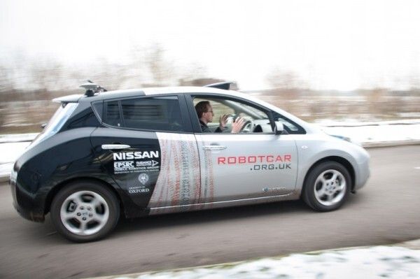 Autonom und elektrisch: Die Mobile Robotics Group der Oxford University hat einen Nissan LEAF zum autonom fahrenden Elektroauto umgebaut (Bild: MRG, Oxford University)