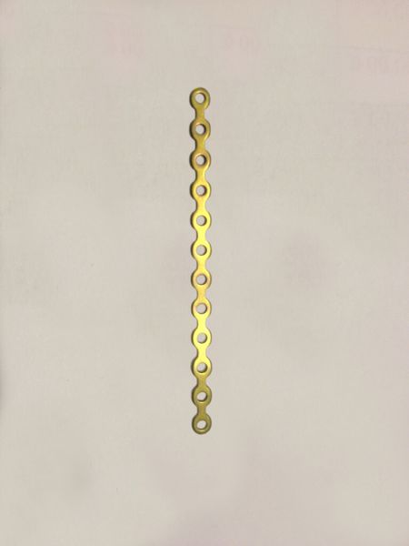 Dieses filigrane Bauteile, das zur Befestigung der Implantate im Körper dient, wurde auf der Oberflächenbehandlungsanlage gelb gefärbt. (Bild: Dr. Tretter)