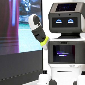 „DAL-e“ heißt der Roboter mit künstlicher Intelligenz, den Hyundai jetzt vorgestellt hat und in einem Showroom in Seoul zur Kundenansprache einsetzt.(Bild:  Hyundai)