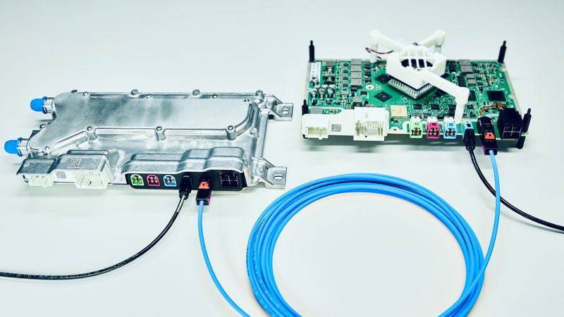 ZF hat seinen Hochleistungsrechner „ProAI“ für optisches Multi-Gigabit-Ethernet in Automobilanwendungen weiterentwickelt. Entwicklungspartner sind der deutsche Automobilzulieferer MD Elektronik sowie das spanische Halbleiterunternehmen KD.(Bild:  ZF)