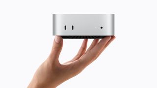 Die neuen Mac minis sind 12,7 x 12,7 x 5 cm klein und arbeiten mit neuen Chips. (Bild: Apple)