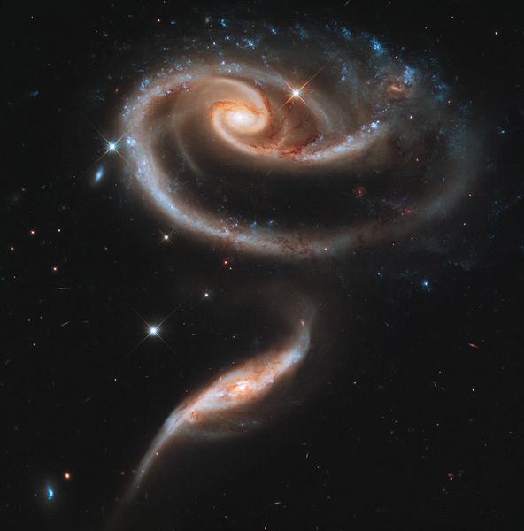 Zum 21. Jubiläum von Hubble veröffentlichte die NASA dieses Bild von zwei Galaxien, das an eine Rose erinnert. (NASA/STScl)