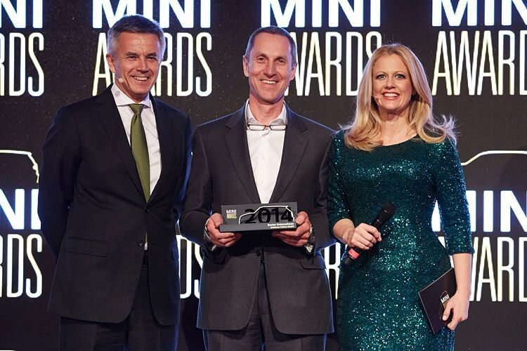 Den Preis als „Bester Unternehmer“ erhielt Rainer Kathan (mitte) vom Autohaus Kathan in Bad Wiessee von Peter Schwarzenbauer, Vorstand der BMW AG für Mini, und Moderatorin Barbara Schöneberger. (Foto: BMW)