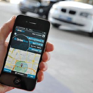 DriveNow bietet Kunden eine Smartphone-App, mit der sich Fahrzeuge in Google Maps lokalisieren lassen.