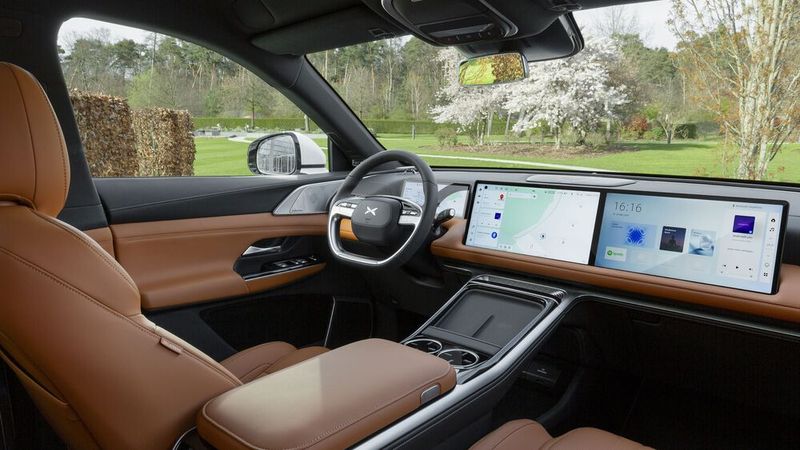 Zentrales Element ist ein horizontales Bildschirmband, das sich von der Mitte des Armaturenbretts bis hinüber zum Beifahrer zieht. Über das Display laufen nahezu alle Bedienvorgänge. (Bild: Xpeng)