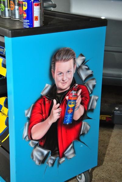 Nicht irgendein Werkzeugwagen: Fortan schraubt Meister Schoß dank original Det-Müller-Airbrush mit einer exklusiven WD-40-„Werkzeugkiste“. (Dominsky)